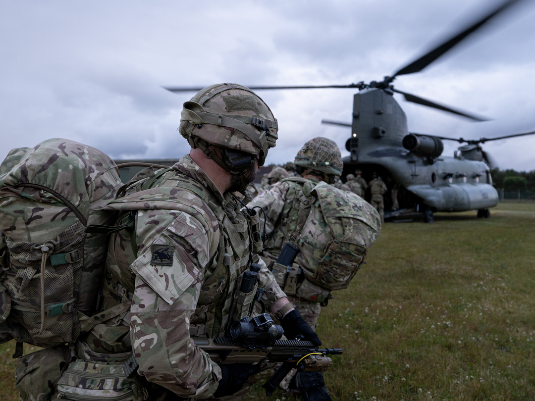 RAF Regiment and Chinook Helicopter | Photo Print | Framed Print | Military | Armed Forces | Royal Air Force | Wall Art | Decor | Print | Photography Hampshire Prints 6 x 4 No Frame No