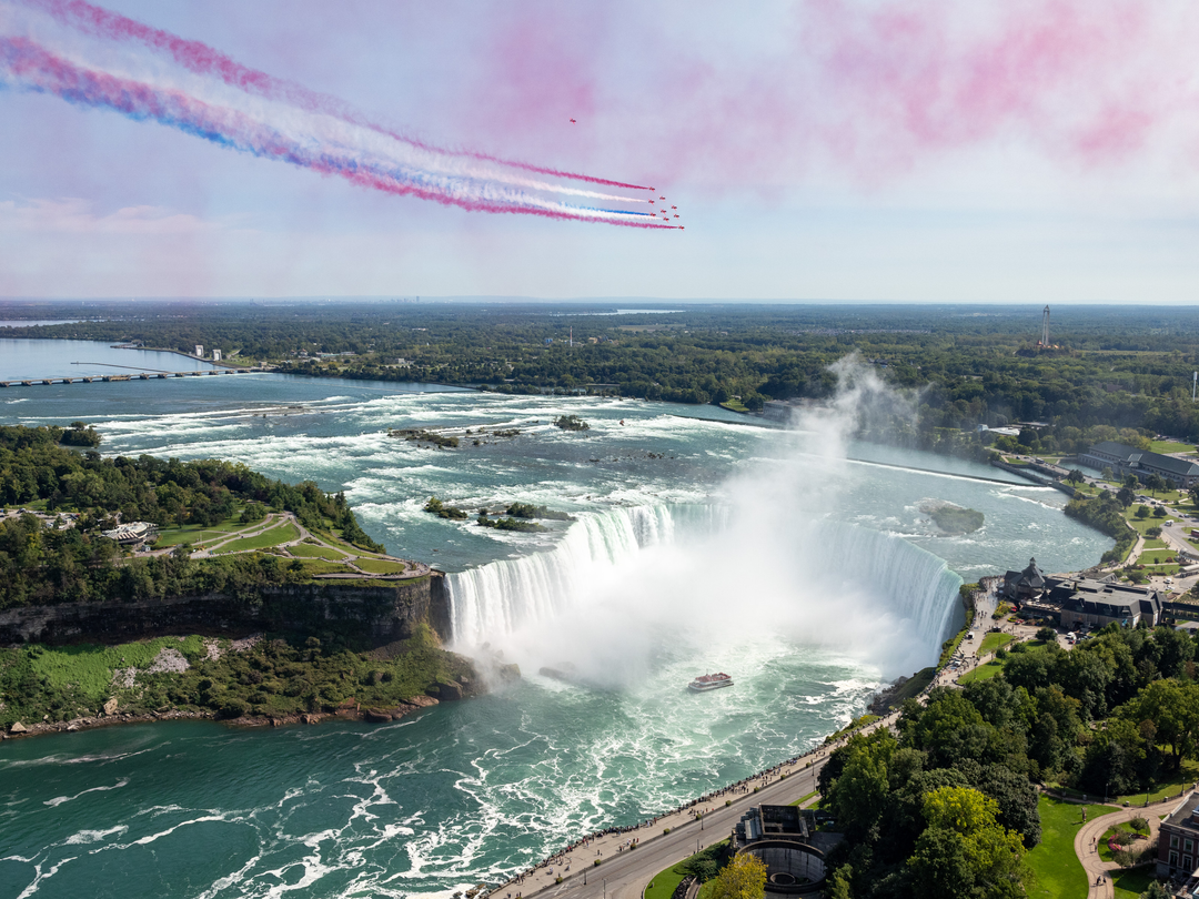 Red Arrows over Niagra Falls | Photo Print | Military | Aircraft | Royal Air Force | Wall Art | Decor | Print | Jet | Aviation | Photography Hampshire Prints 6 x 4 No Frame No
