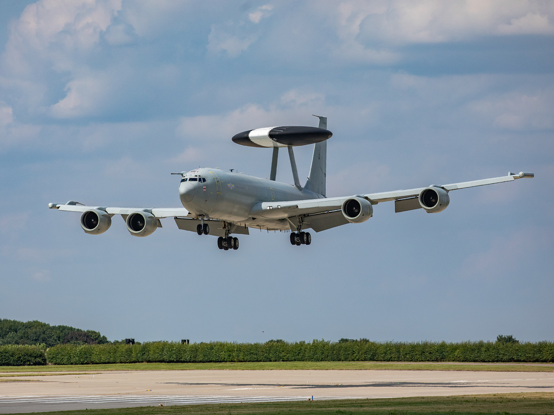 RAF E-3D Sentry Aircraft Landing | Photo Print | Framed Print | Military | Aircraft | Royal Air Force | Wall Art | Home Decor | Aviation | Photography Hampshire Prints 6 x 4 No Frame No