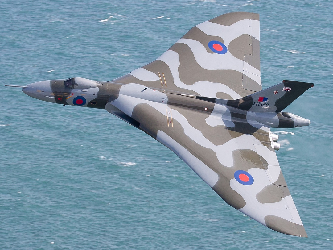 RAF Avro Vulcan Bomber in Flight | Photo Print | Framed Print | Military | Aircraft | Royal Air Force | Wall Art | Home Decor | Aviation | Photography Hampshire Prints 6 x 4 No Frame No