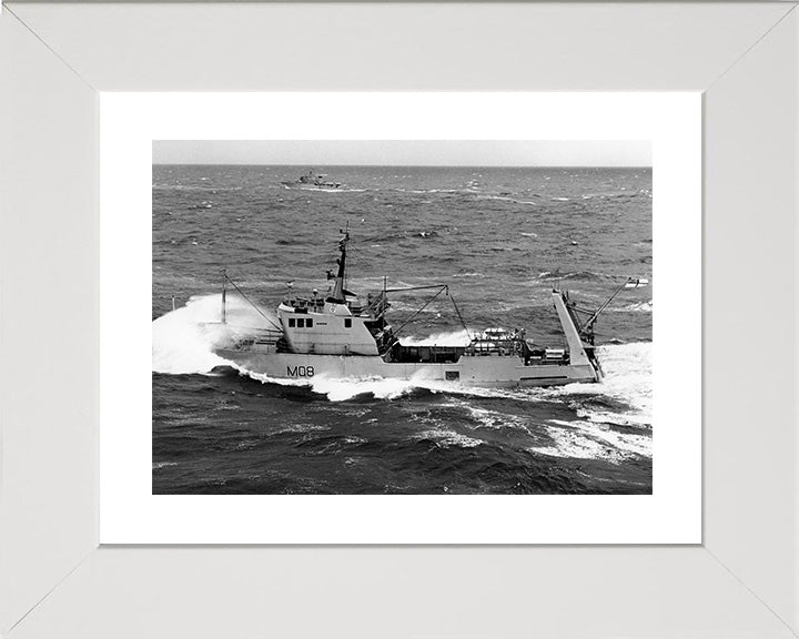 HMS Venturer M08 | Photo Print | Framed Print | Converted Minesweeper | Royal Navy Hampshire Prints