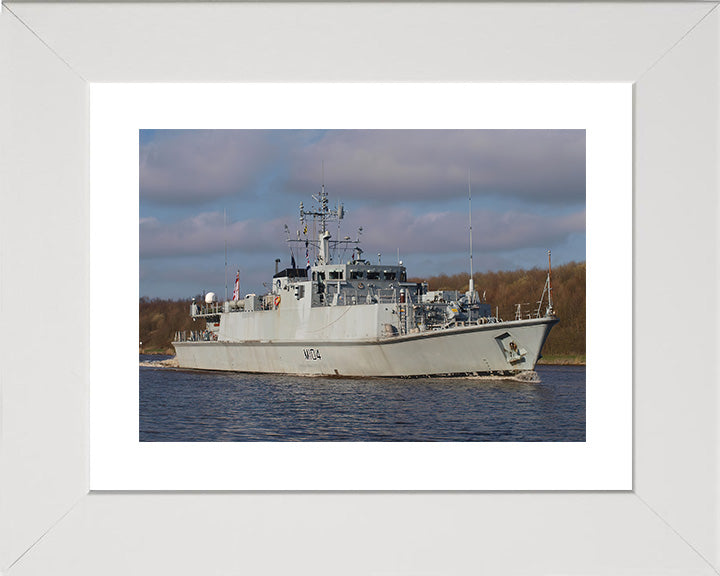 HMS Walney M104 | Photo Print | Framed Print | Sandown Class | minesweeper | Royal Navy Hampshire Prints