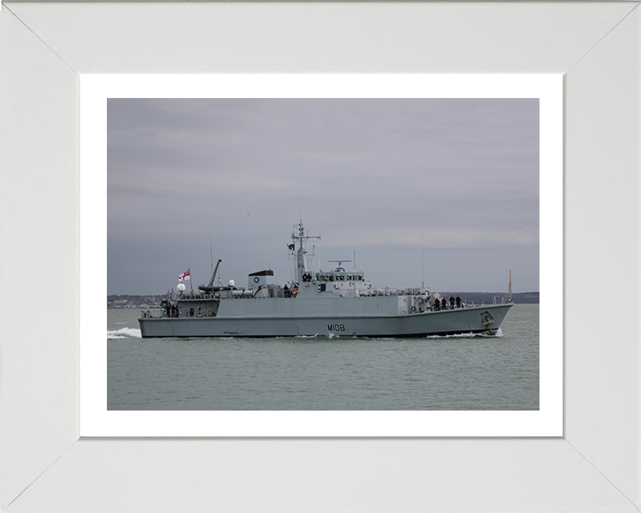 HMS Grimsby M108 | Photo Print | Framed Print | Sandown Class | Minehunter | Royal Navy Hampshire Prints