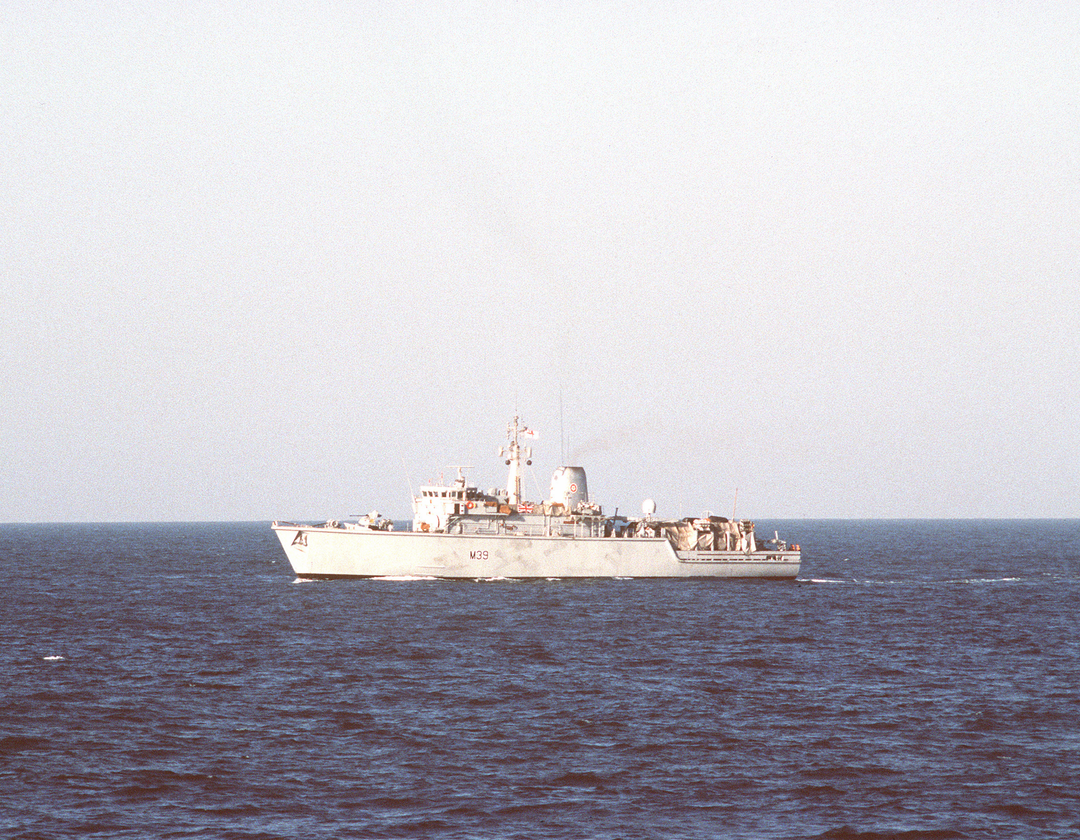 HMS Hurworth M39 | Photo Print | Framed Print | Hunt Class | Mine Warfare Vessel | Royal Navy Hampshire Prints
