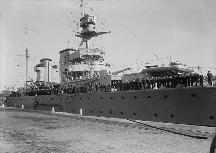 HMS Raleigh 96 (1919) | Photo Print | Framed Print | Hawkins Class | Cruiser | Royal Navy Hampshire Prints