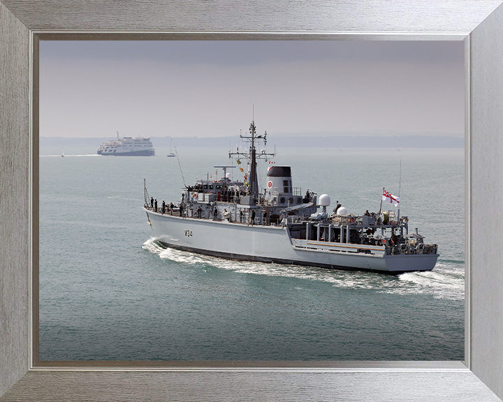 HMS Middleton M34 | Photo Print | Framed Print | Hunt Class | Mine Warfare Vessel | Royal Navy Hampshire Prints