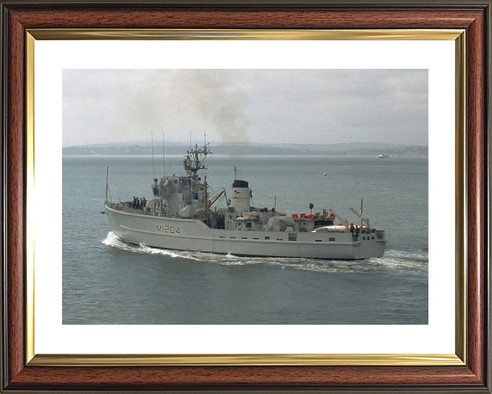 HMS Stubbington M1204 | Photo Print | Framed Print | Ton Class | Minesweeper | Royal Navy Hampshire Prints