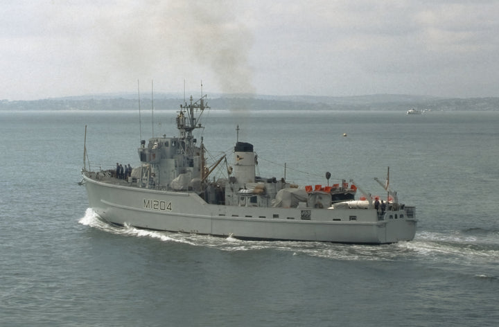 HMS Stubbington M1204 | Photo Print | Framed Print | Ton Class | Minesweeper | Royal Navy Hampshire Prints