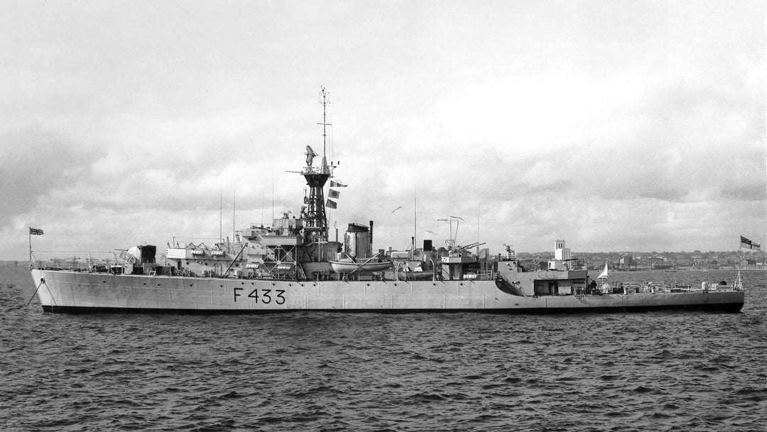 HMS Loch Insh F433 (K433) | Photo Print | Framed Print | Loch Class | Frigate | Royal Navy Hampshire Prints