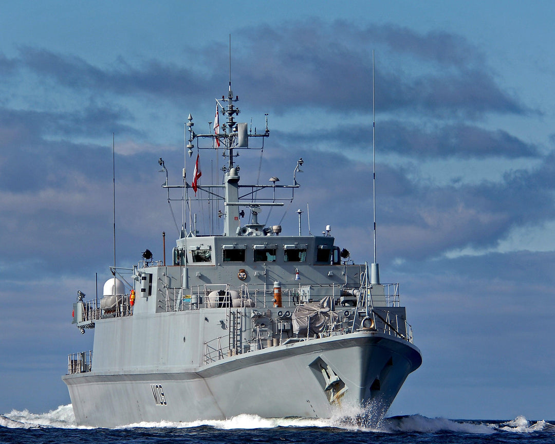 HMS Bangor M109 Royal Navy Sandown class minehunter Photo Print or Framed Print - Hampshire Prints