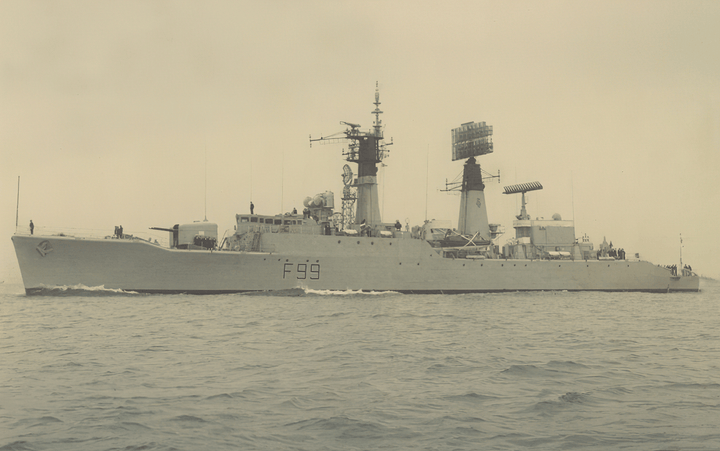 HMS Lincoln F99 Royal Navy Salisbury class frigate Photo Print or Framed Print - Hampshire Prints