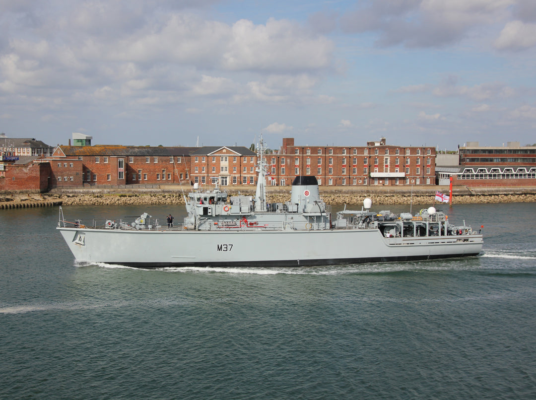 HMS Chiddingfold M37 Royal Navy Hunt Class Minesweeper Photo Print or Framed Print - Hampshire Prints