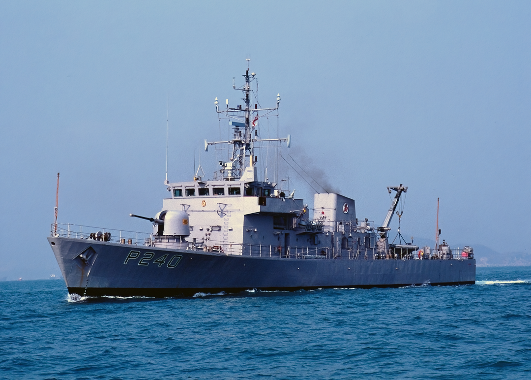 HMS Plover P240 Royal Navy Peacock class patrol vessel Photo Print or Framed Print - Hampshire Prints