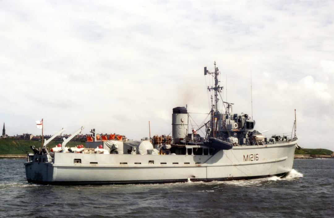 HMS Crofton M1216 Royal Navy Ton class minesweeper Photo Print or Framed Print - Hampshire Prints