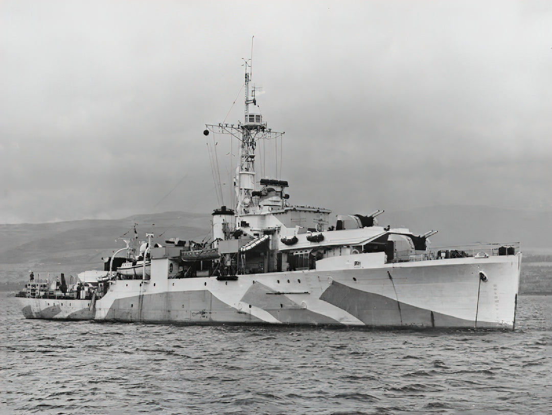 HMS Amethyst F116 Royal Navy Black Swan Class sloop Photo Print or Framed Print - Hampshire Prints