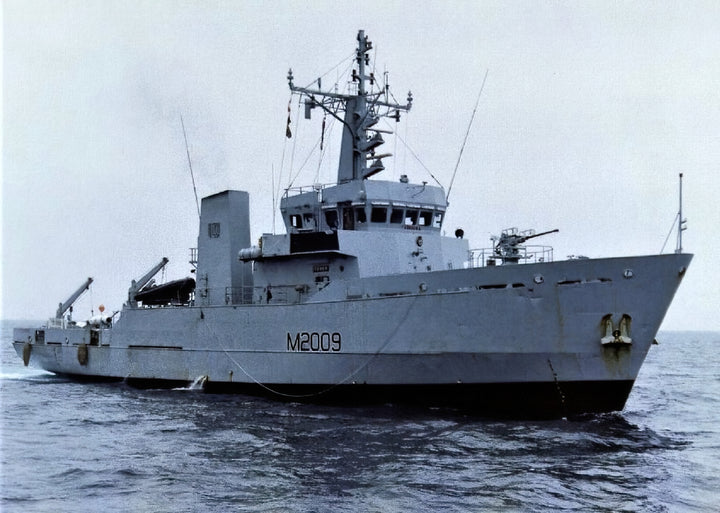 HMS Itchen M2009 | Photo Print | Framed Print | River Class | Minesweeper | Royal Navy Hampshire Prints