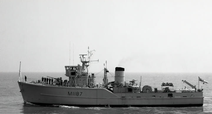 HMS Upton M1187 Royal Navy Ton class minesweeper Photo Print or Framed Print - Hampshire Prints