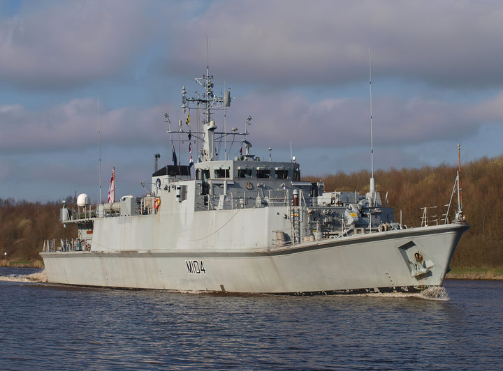 HMS Walney M104 | Photo Print | Framed Print | Sandown Class | minesweeper | Royal Navy Hampshire Prints