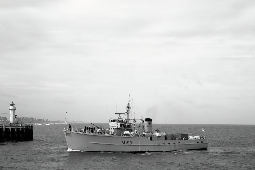 HMS Wolverton M1193 Royal Navy Ton Class Minesweeper Photo Print or Framed Print - Hampshire Prints