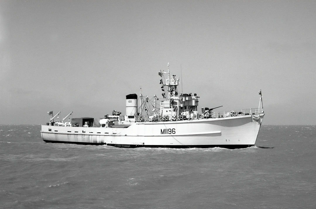 HMS Yarnton M1196 Royal Navy Ton Class Minesweeper Photo Print or Framed Print - Hampshire Prints