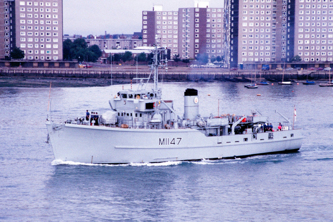 HMS Hubberston M1147 Royal Navy Ton Class Minesweeper Photo Print or Framed Print - Hampshire Prints