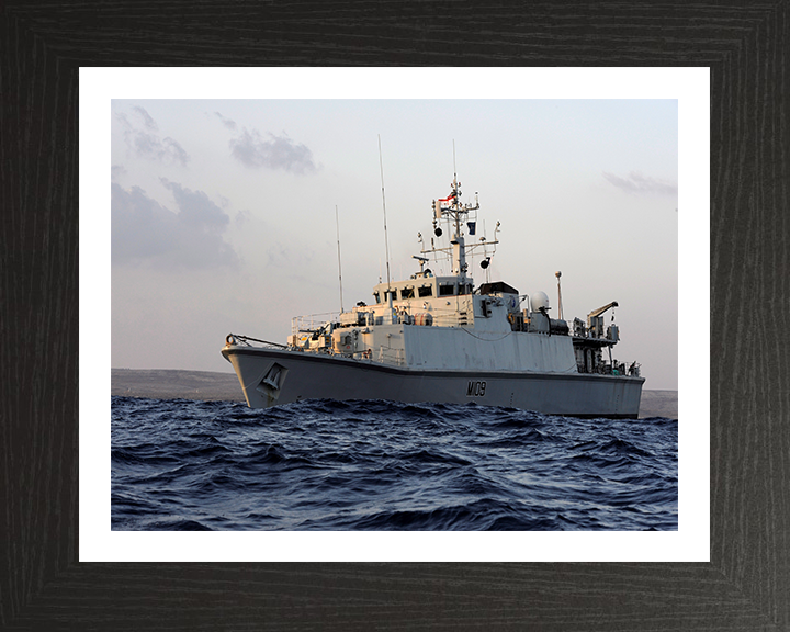 HMS Bangor M109 Royal Navy Sandown class minehunter Photo Print or Framed Print - Hampshire Prints