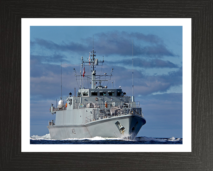 HMS Bangor M109 Royal Navy Sandown class minehunter Photo Print or Framed Print - Hampshire Prints