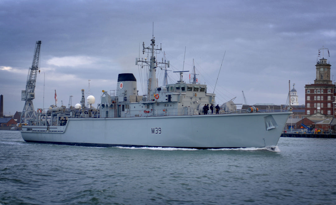 HMS Hurworth M39 | Photo Print | Framed Print | Hunt Class | Mine Warfare Vessel | Royal Navy Hampshire Prints
