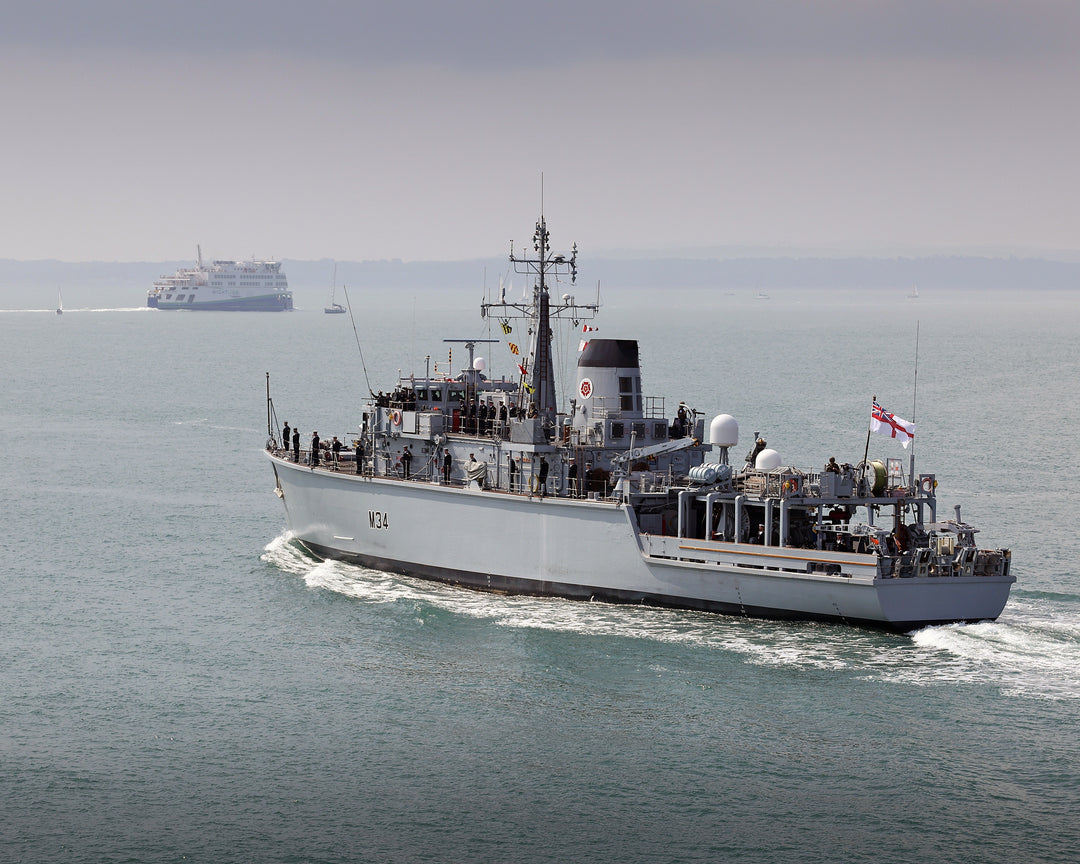 HMS Middleton M34 Royal Navy Hunt class mine countermeasures vessel Photo Print or Framed Print - Hampshire Prints