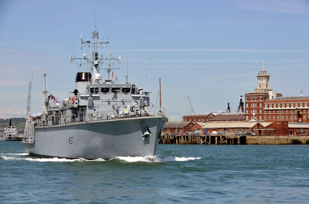 HMS Chiddingfold M37 Royal Navy Hunt Class Minesweeper Photo Print or Framed Print - Hampshire Prints