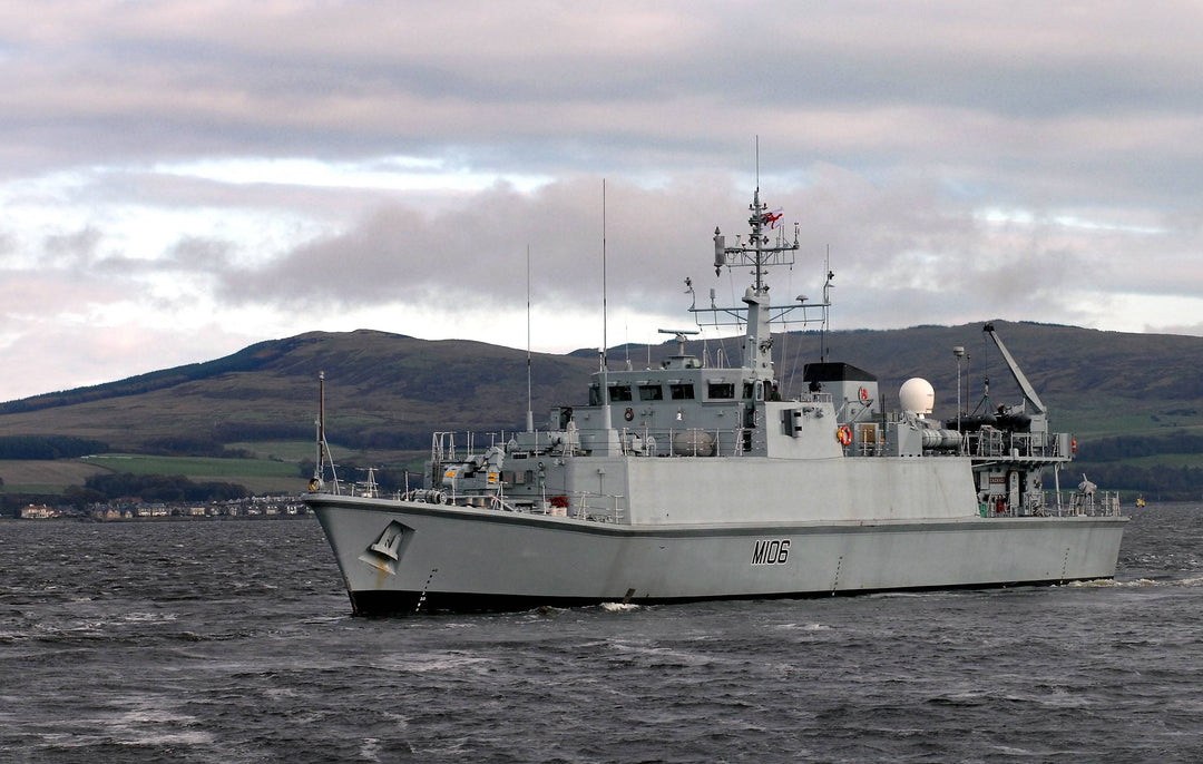 HMS Penzance M106 Royal Navy Sandown class minehunter Photo Print or Framed Print - Hampshire Prints