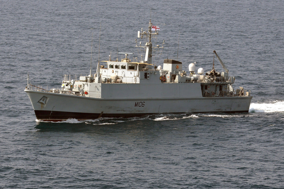 HMS Penzance M106 Royal Navy Sandown class minehunter Photo Print or Framed Print - Hampshire Prints