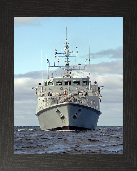 HMS Bangor M109 Royal Navy Sandown class minehunter Photo Print or Framed Print - Hampshire Prints