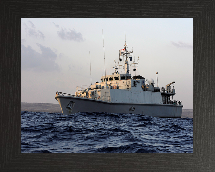 HMS Bangor M109 Royal Navy Sandown class minehunter Photo Print or Framed Print - Hampshire Prints