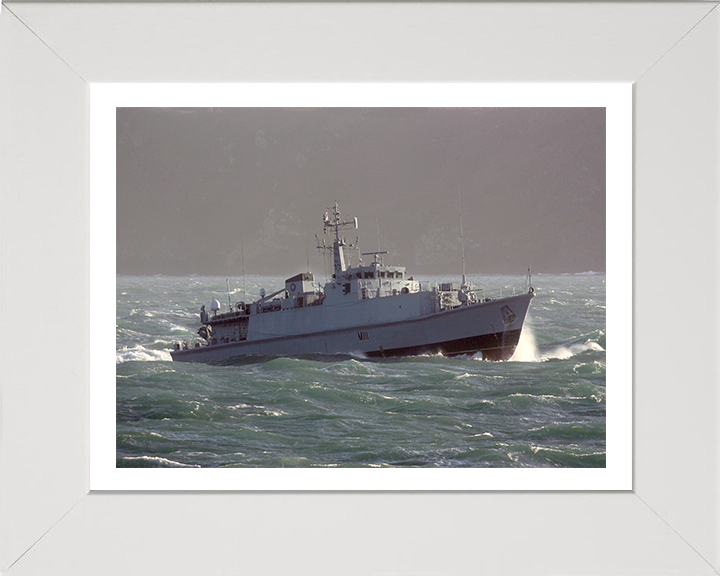 HMS Blyth M111 | Photo Print | Framed Print | Sandown Class | Minehunter | Royal Navy Hampshire Prints
