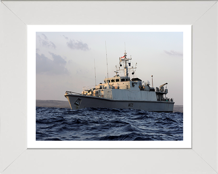 HMS Bangor M109 Royal Navy Sandown class minehunter Photo Print or Framed Print - Hampshire Prints