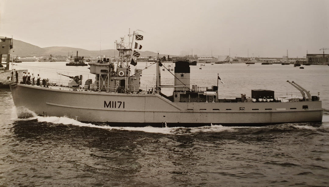 HMS Aldington M1171 Royal Navy Ton Class Minesweeper Photo Print or Framed Print - Hampshire Prints