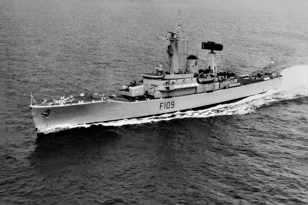 HMS Leander F109 | Photo Print | Framed Print | Leander Class | Frigate | Royal Navy Hampshire Prints