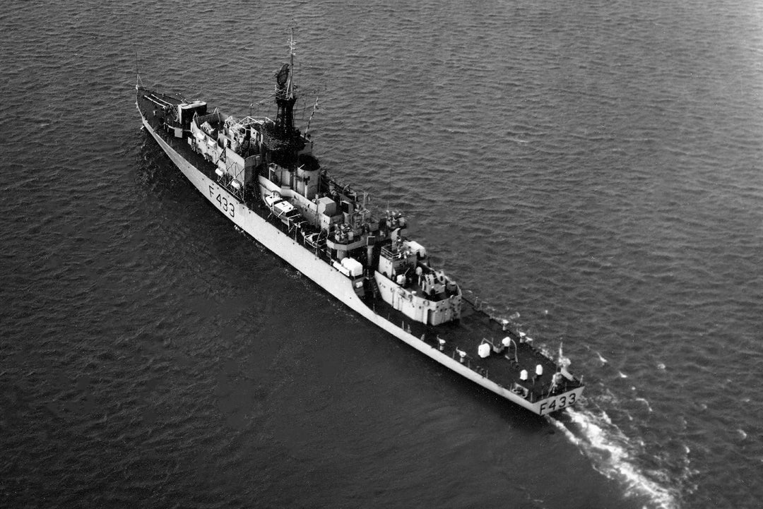 HMS Loch Insh K433 | Photo Print | Framed Print | Loch Class | Frigate | Royal Navy Hampshire Prints