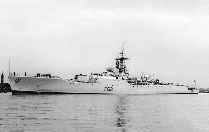 HMS Scarborough F63 | Photo Print | Framed Print | Whitby Class | Frigate | Royal Navy Hampshire Prints