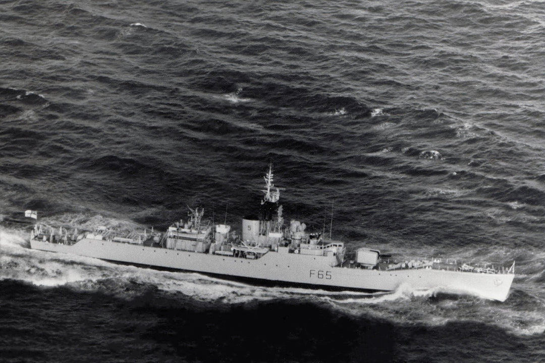 HMS Tenby F65 Royal Navy Whitby Class Frigate Photo Print or Framed Print - Hampshire Prints