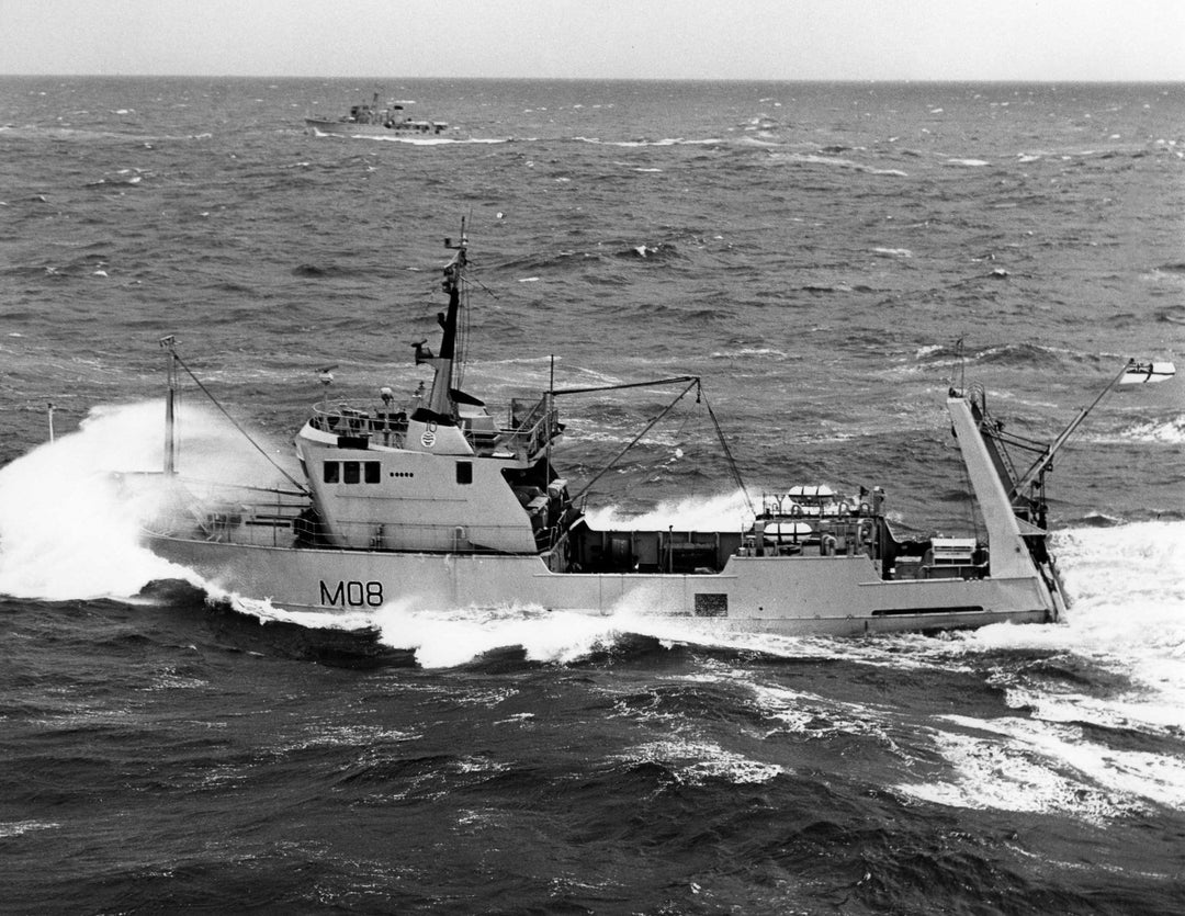 HMS Venturer M08 | Photo Print | Framed Print | Converted Minesweeper | Royal Navy Hampshire Prints