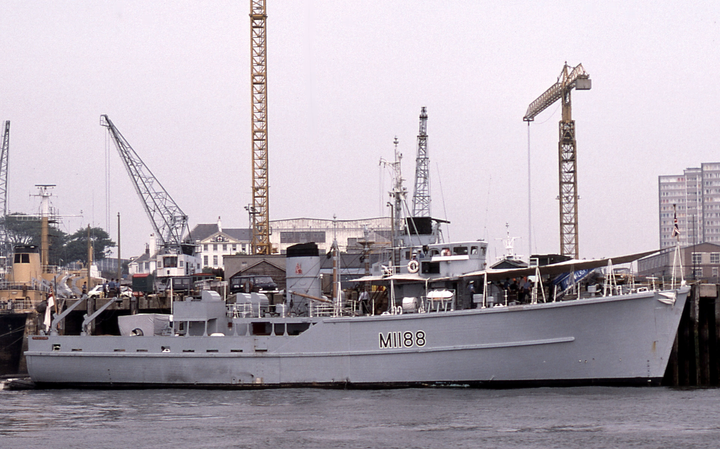 HMS Walkerton M1188 Royal Navy Ton Class Minesweeper Photo Print or Framed Print - Hampshire Prints