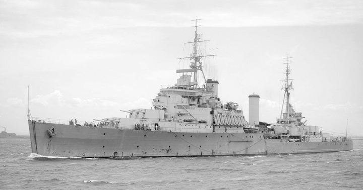 HMS Gambia (48) | Photo Print | Framed Print | Fiji Class | Light Cruiser | Royal Navy Hampshire Prints