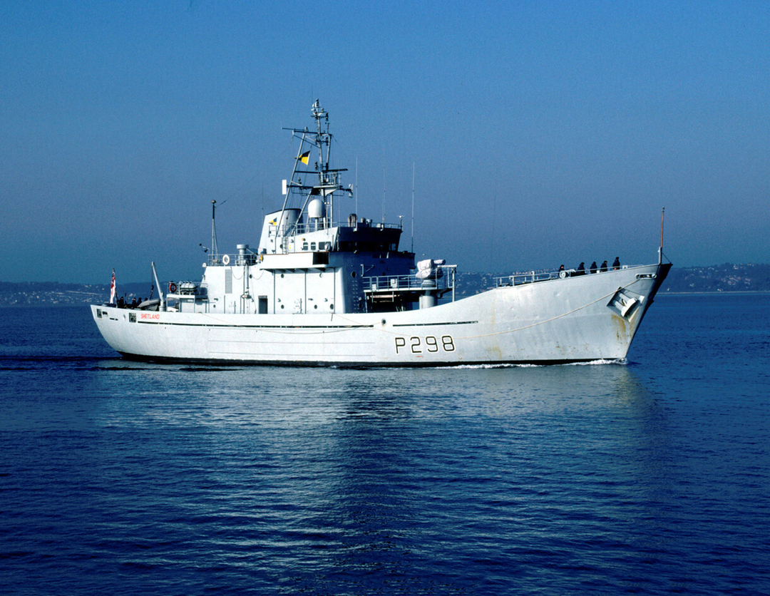 HMS Shetland P298 Royal Navy Island class Patrol Vessel Photo Print or Framed Photo Print - Hampshire Prints