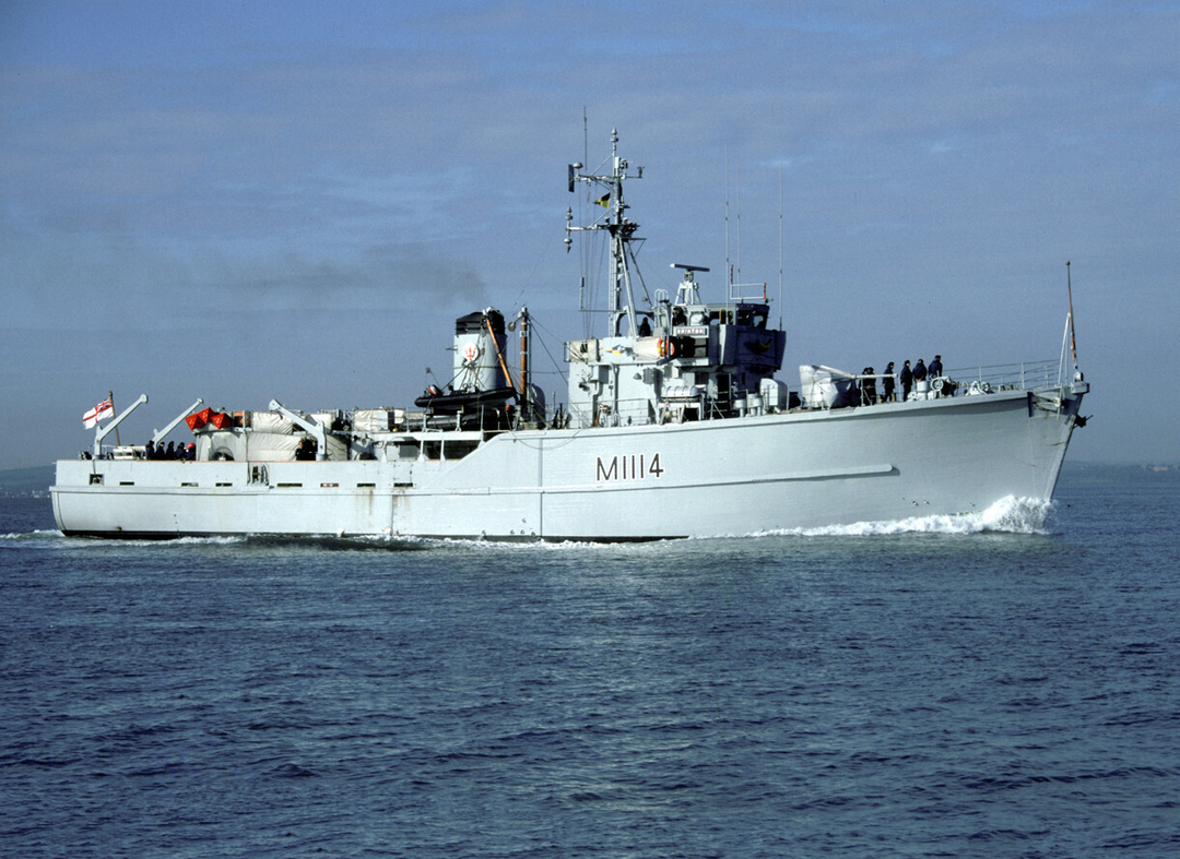 HMS Brinton M1114 Royal Navy Ton Class Minesweeper Photo Print or Framed Print - Hampshire Prints