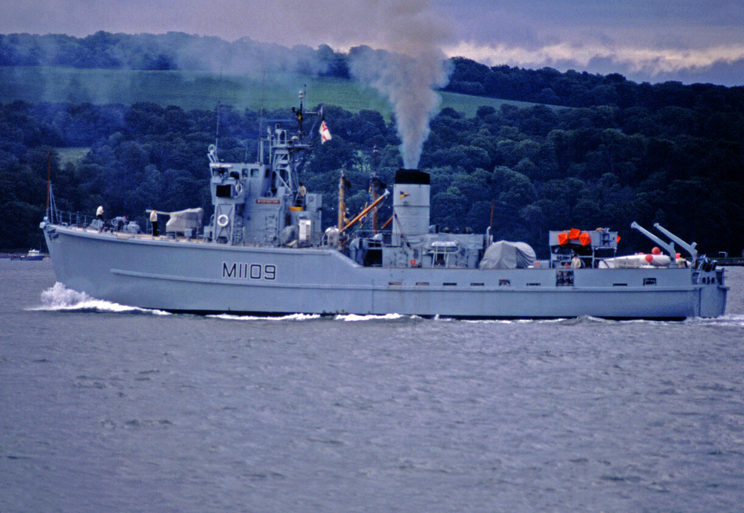 HMS Bickington M1109 Royal Navy Ton Class Minesweeper Photo Print or Framed Print - Hampshire Prints