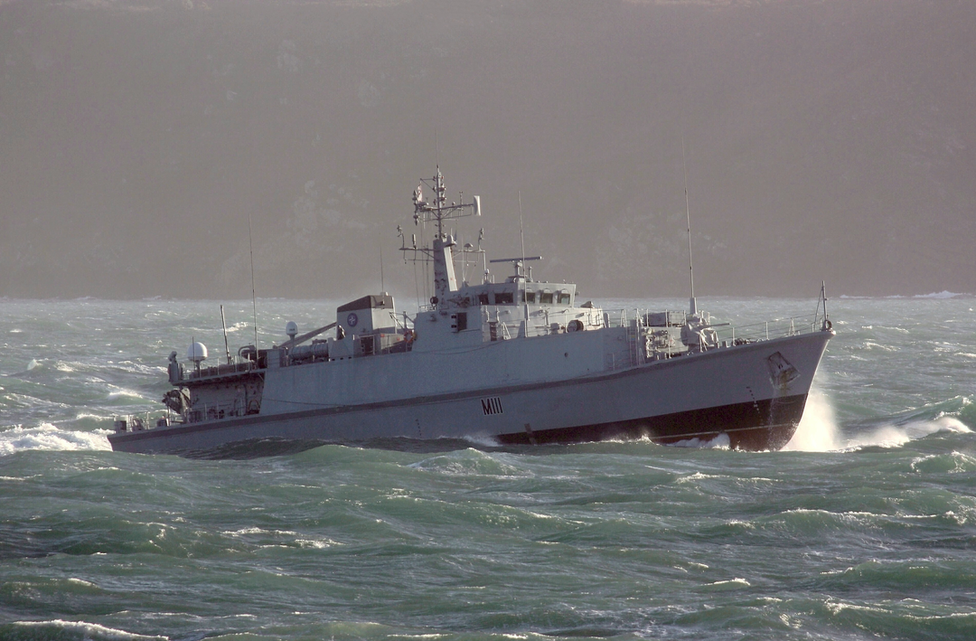 HMS Blyth M111 Royal Navy Sandown class minehunter Photo Print or Framed Print - Hampshire Prints