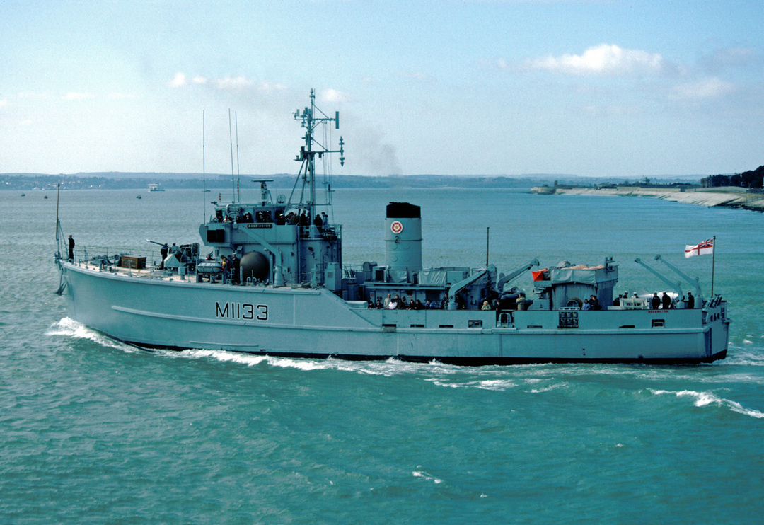 HMS Bossington M1133 Royal Navy Ton Class Minesweeper Photo Print or Framed Print - Hampshire Prints