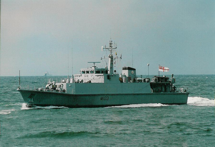 HMS Cromer M103 | Photo Print | Framed Print | Sandown Class | Minehunter | Royal Navy Hampshire Prints